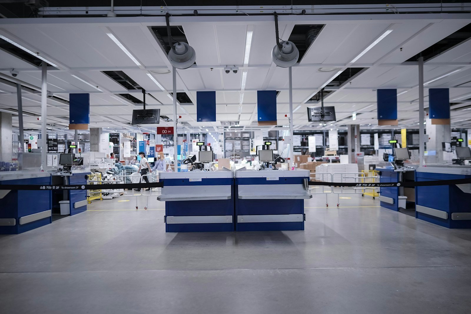 Distribution warehouse with stocked racking